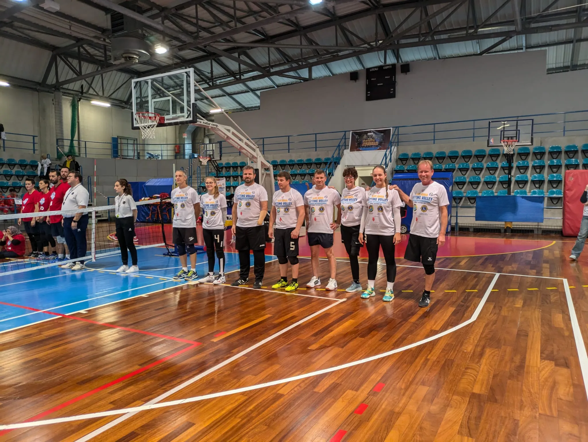 Die SpielerInnen stehen am Spielfeld