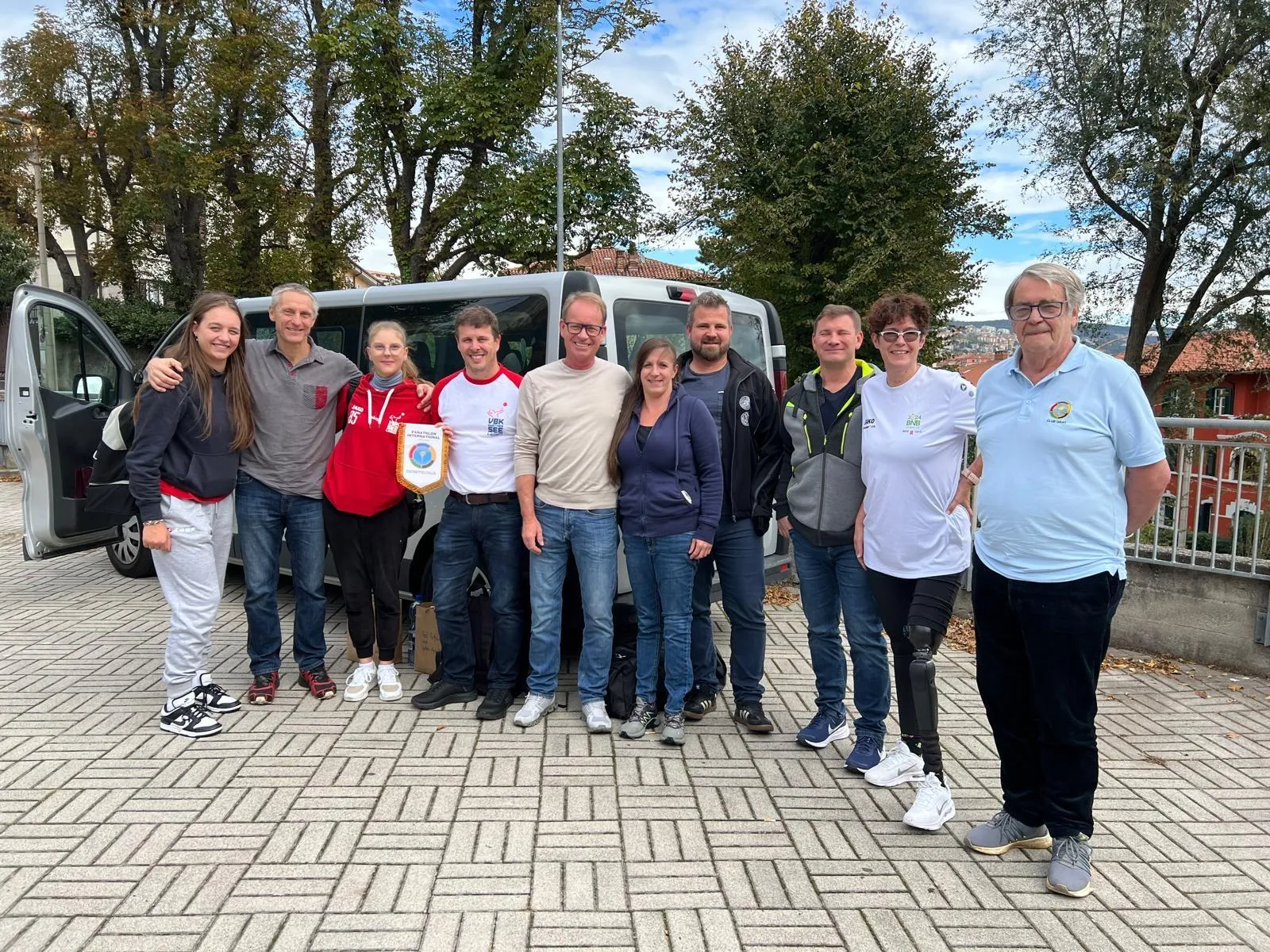 Das Team mit Preäsident Hugo Schuster posiert vor dem Turnier