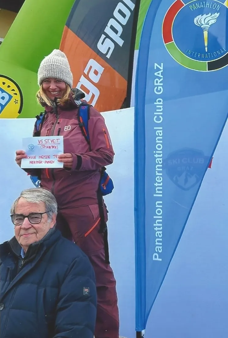 Die Volksschule St. Veit erhält den Preis für die meisten Teilnehmenden am Montag